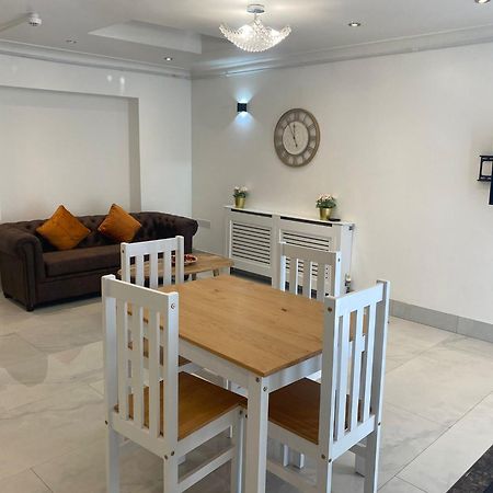 Newly Refurbished - Affordable Four Bedroom Semi-Detached House Near Luton Airport And Luton Hospital Ngoại thất bức ảnh