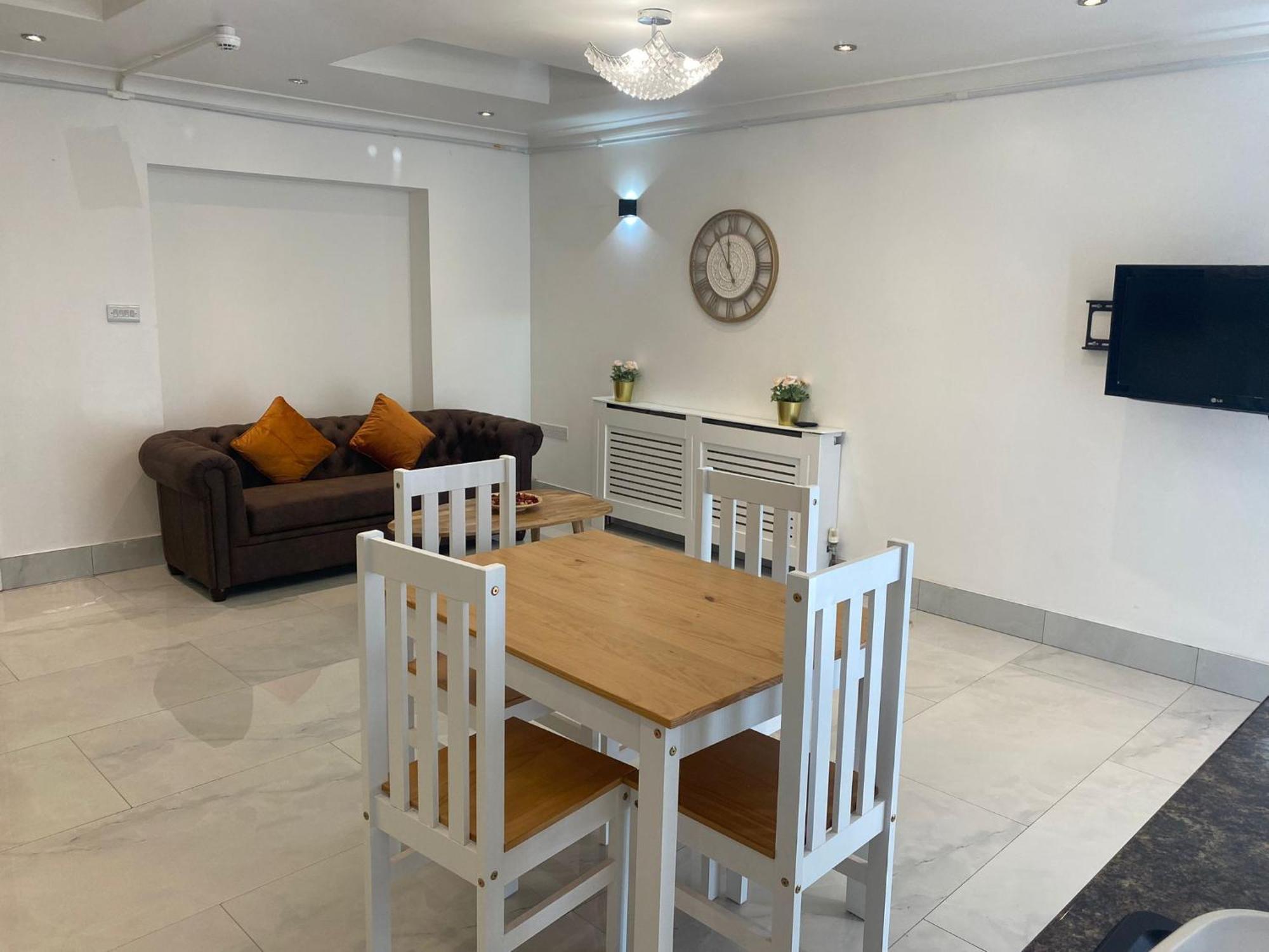 Newly Refurbished - Affordable Four Bedroom Semi-Detached House Near Luton Airport And Luton Hospital Ngoại thất bức ảnh