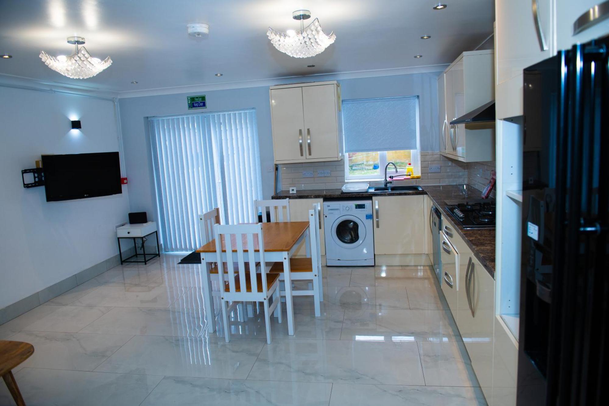 Newly Refurbished - Affordable Four Bedroom Semi-Detached House Near Luton Airport And Luton Hospital Ngoại thất bức ảnh